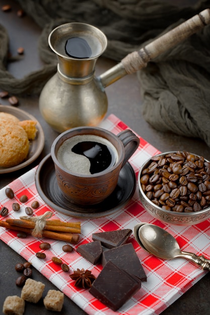 Granos de café negro sobre un fondo antiguo