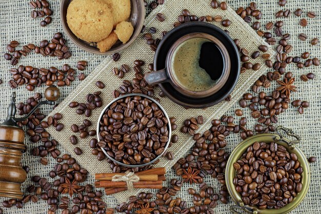 Granos de café negro sobre un fondo antiguo