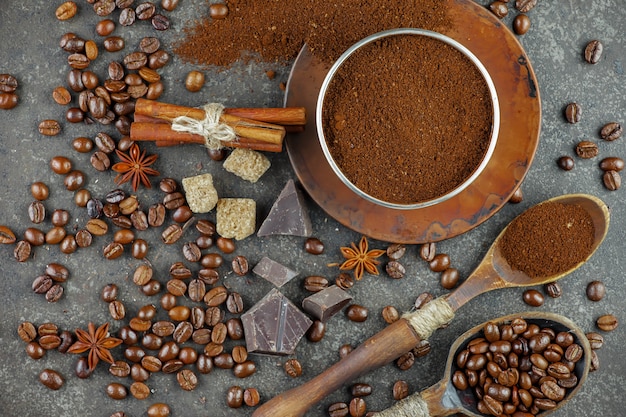 Granos de café negro sobre un fondo antiguo