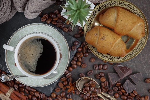 Granos de café negro sobre un fondo antiguo