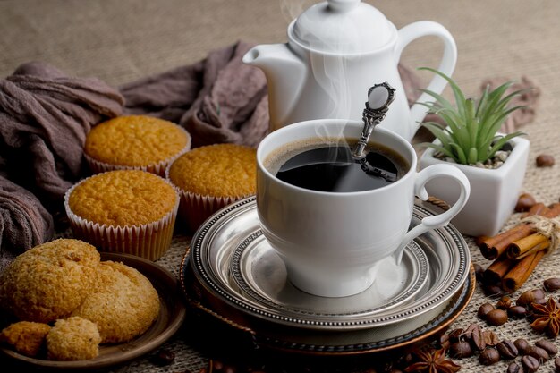 Granos de café negro sobre un fondo antiguo