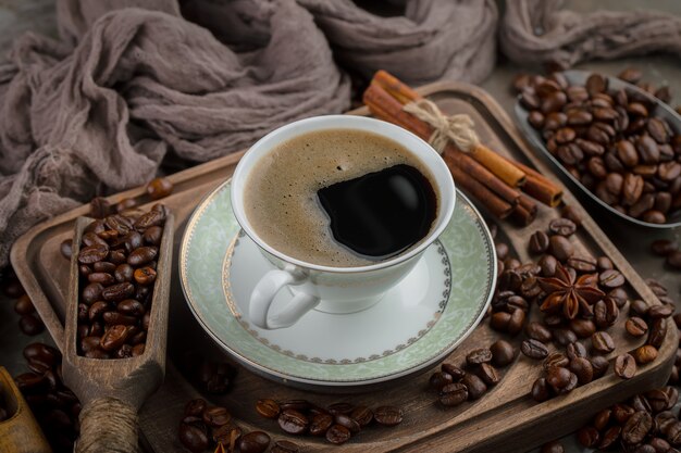 Granos de café negro sobre un fondo antiguo