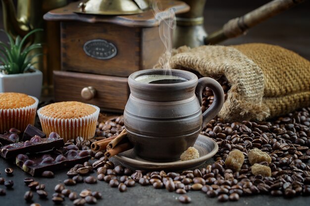 Granos de café negro sobre un fondo antiguo