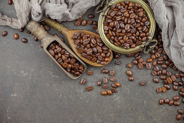 Granos de café negro sobre un fondo antiguo