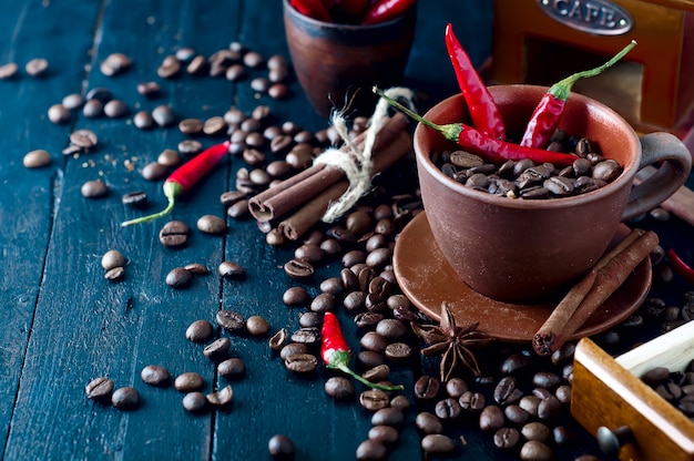 Granos de café y pimientos rojos