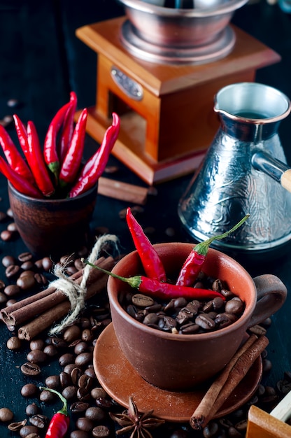 Granos de café y pimientos rojos