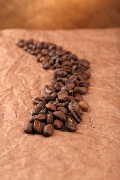Granos de café en primer plano de la mesa