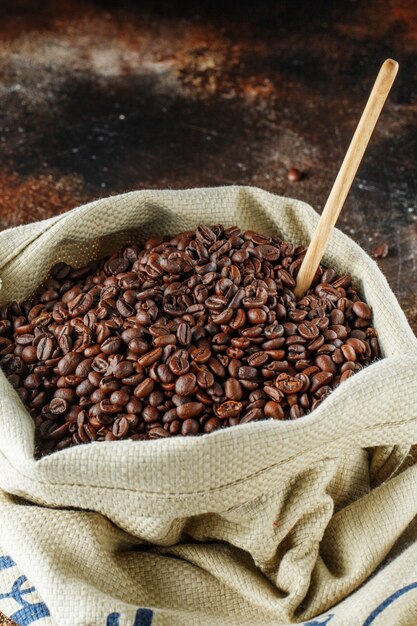 Granos de café recién tostados en una bolsa de arpillera