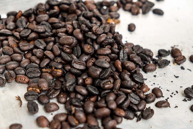 Granos de café recién tostados.