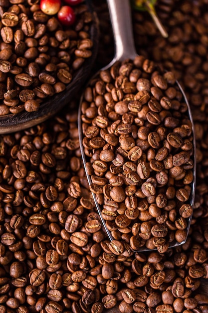 Granos de café en una rotación de fondo de madera