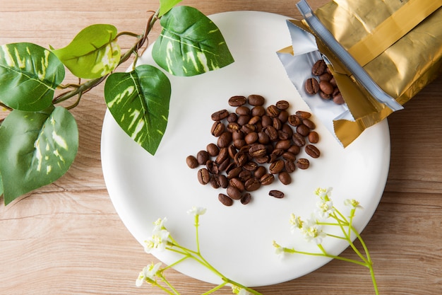 Granos de café servidos en plato blanco