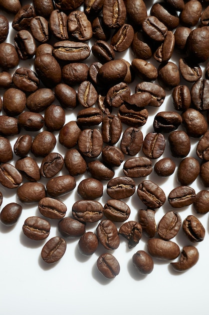 Foto granos de café sobre un fondo blanco granos de café tostados fondo de café