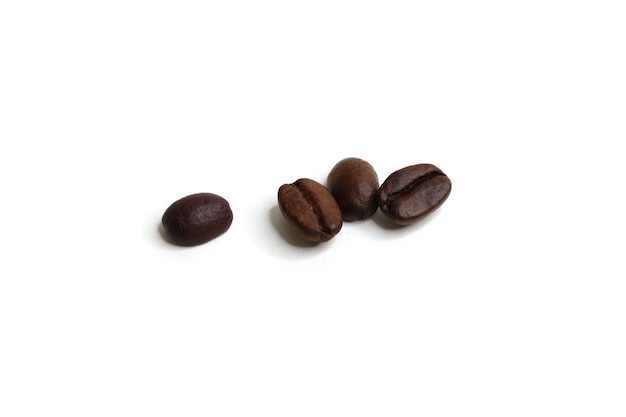 los granos de café sobre un fondo blanco yacen maravillosamente