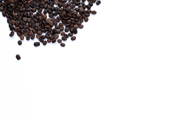 Foto granos de café sobre fondo blanco.