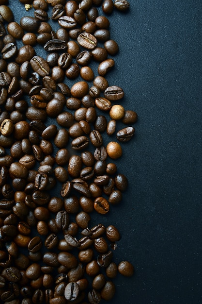 Granos de café. Sobre un fondo de madera. Vista superior. Copia espacio