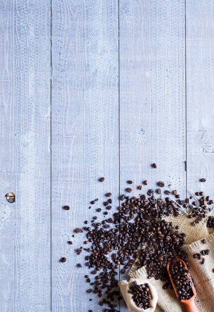 Granos de café sobre fondo de madera.