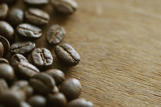 Granos de café sobre fondo de madera