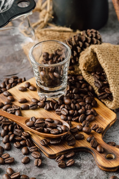 granos de café sobre fondo de madera