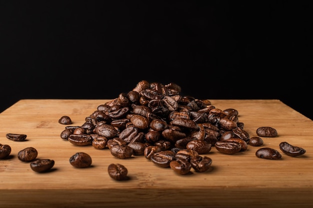 Granos de café sobre fondo de madera