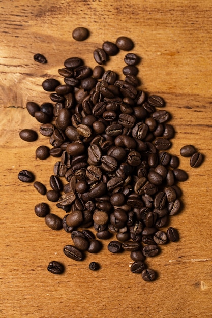 Granos de café sobre superficie de madera