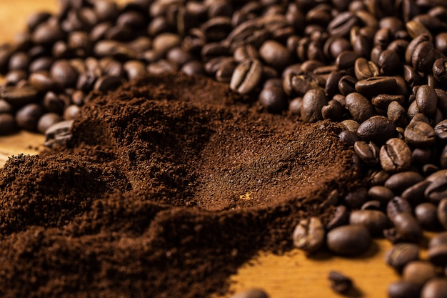 Foto granos de café sobre superficie de madera