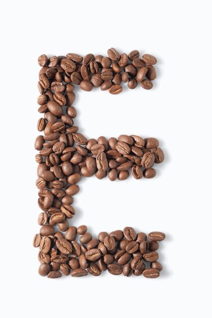 Los granos de café son de color marrón claro en forma aislada.