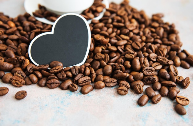 Granos de café y tarjeta en forma de corazón