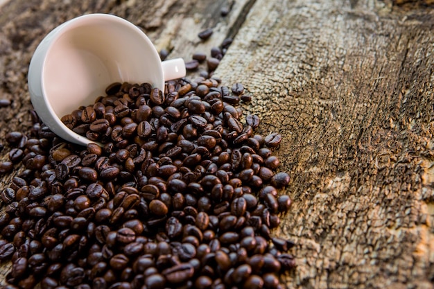 Foto granos de café en una taza blanca granos de café