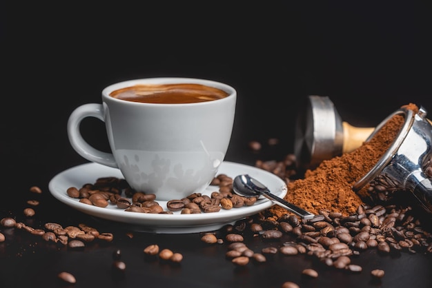 granos de café con taza blanca