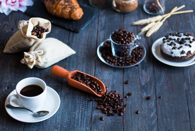 Granos de café y una taza de café