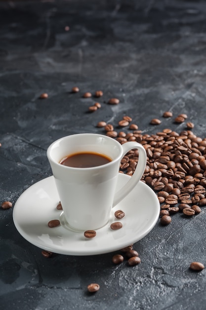 Granos de café y taza de café