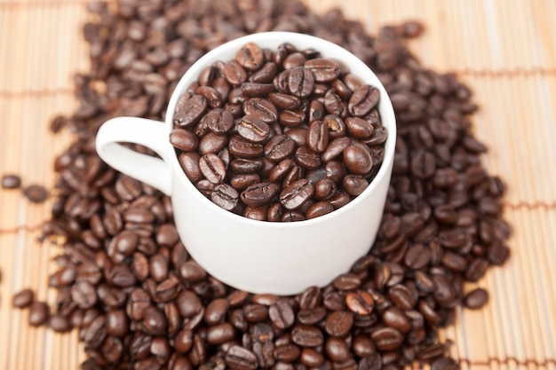Granos de café en taza de café