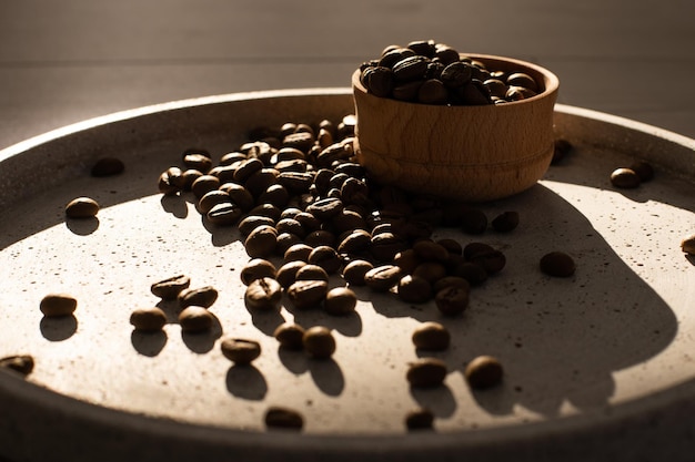 Granos de café en una taza de madera.