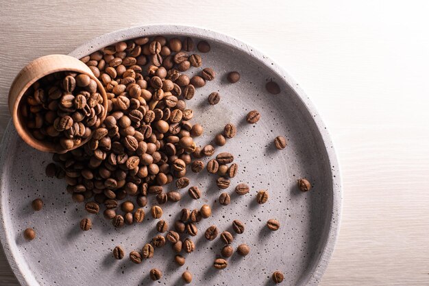 Granos de café en una taza de madera.