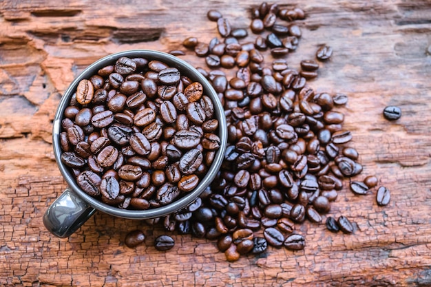 Granos de café en taza negra