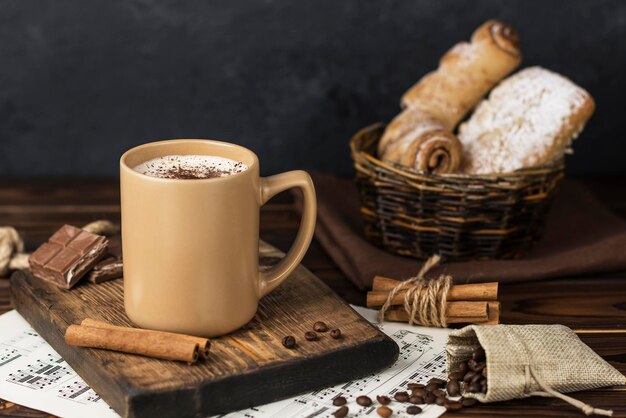 granos de café en una taza sobre una mesa de madera