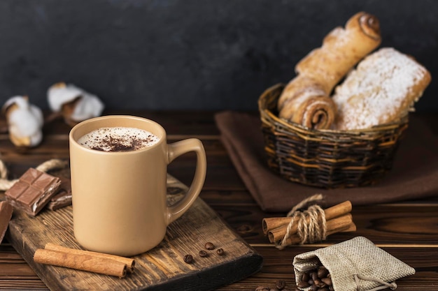 granos de café en una taza sobre una mesa de madera