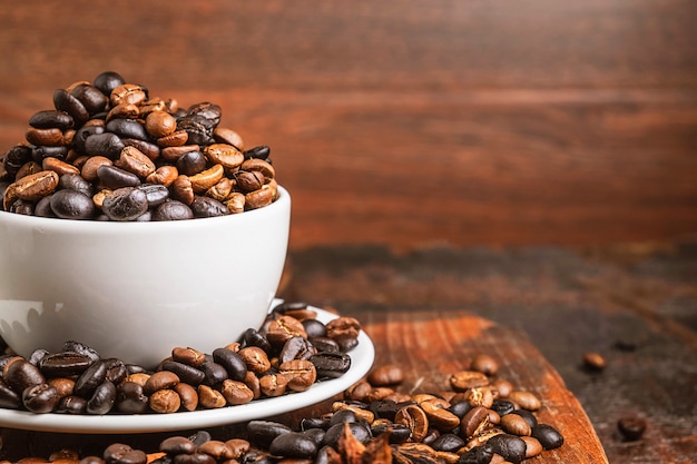 Granos de café en la taza sobre la mesa