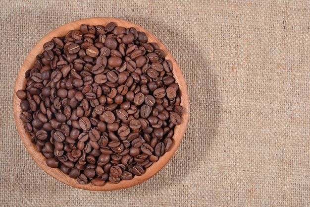 Granos de café en un tazón de madera