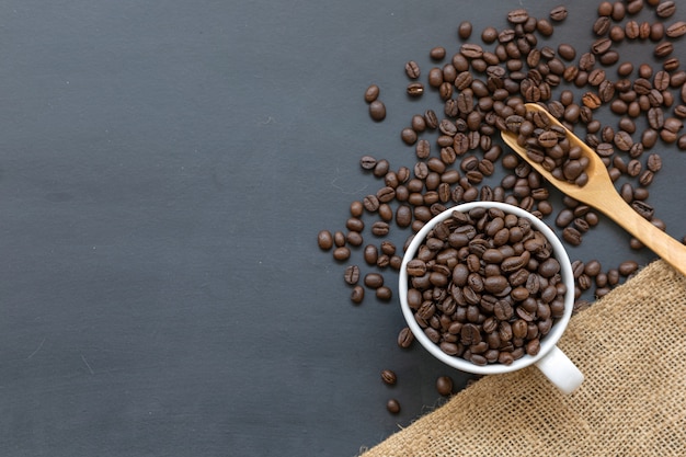 Granos de café, tela de saco y cuchara de madera.