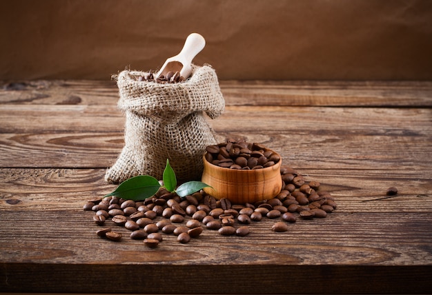 Granos de café en textura de madera