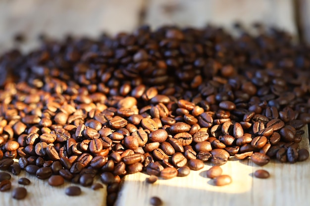 Granos de café tostado Fondo de madera