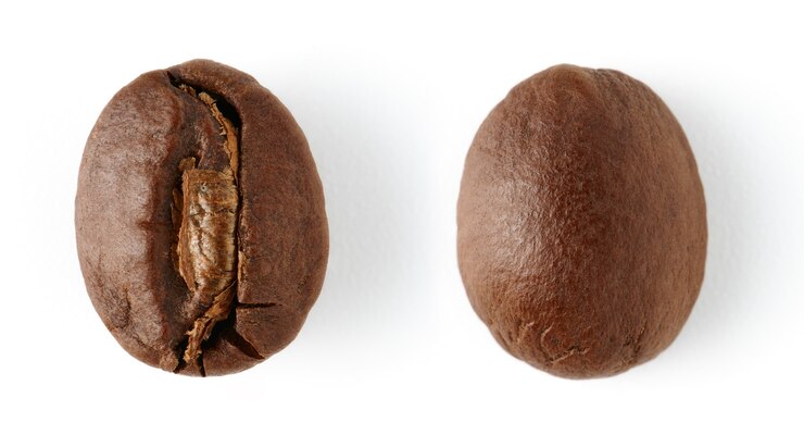 Granos de café tostados aislados sobre superficie blanca