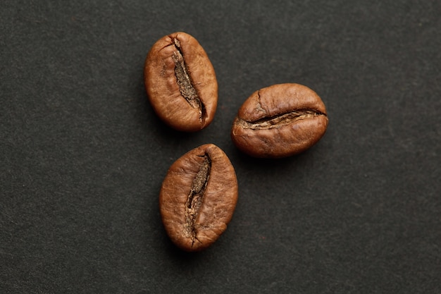 Granos de café tostados aislados