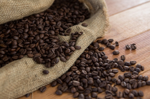 Granos de café tostados en bolsa de saco