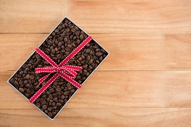 Foto granos de café tostados en caja de regalo