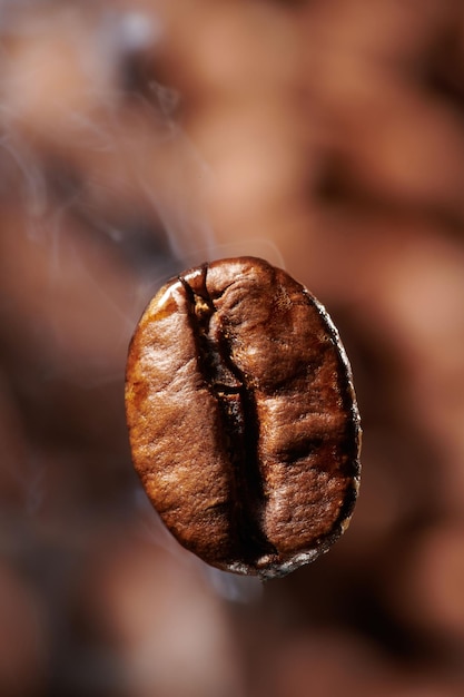 Granos de café tostados para fumar cerca de macro fondo creativo