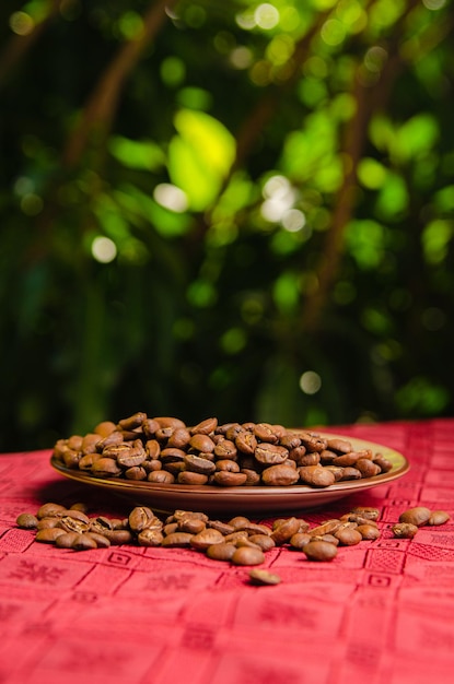 granos de café tostados en una mesa ancha