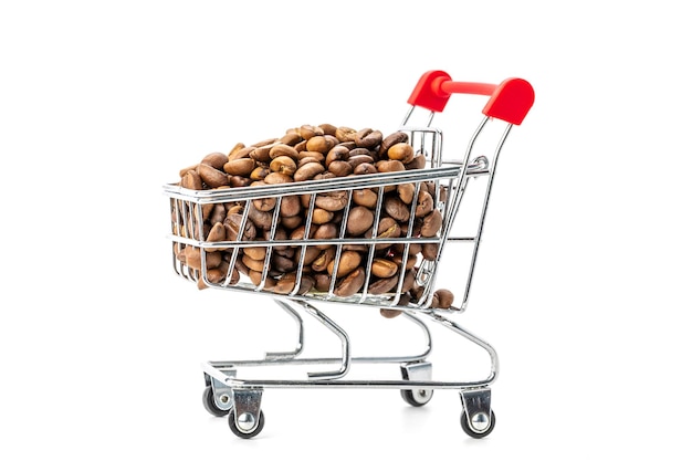 Granos de café tostados en mini carrito de supermercado aislado sobre fondo blanco, concepto de negocios y marketing