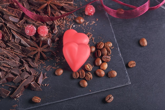 Foto granos de café tostados negros de chocolate para picar rodajas de limón secas sobre fondo oscuro